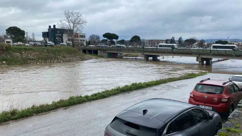 Çanakkale'de sağanak sonrası Kocabaş Çayı taştı, otopark kapatıldı