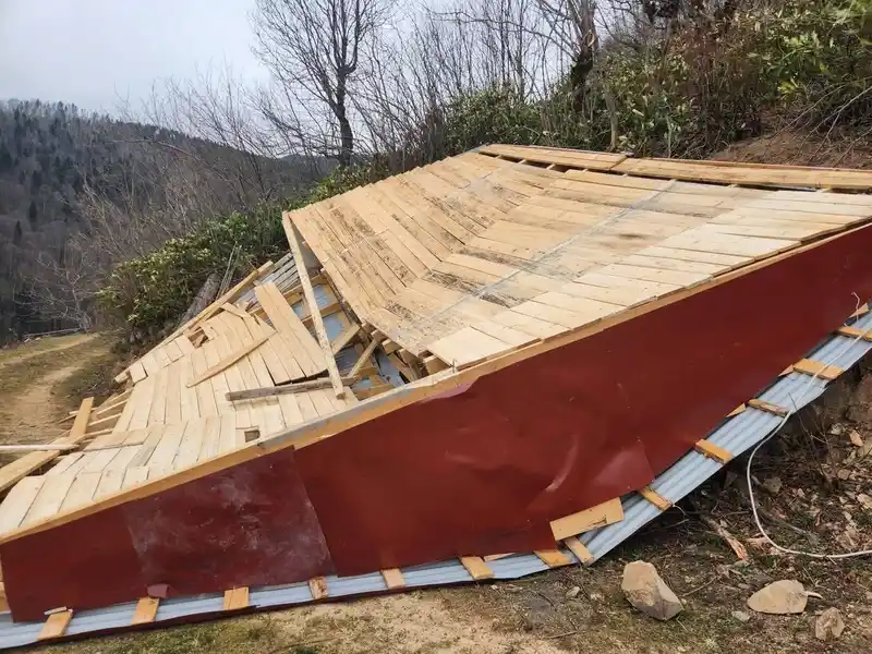 Ordu'da fırtına evlerin çatılarını uçurdu