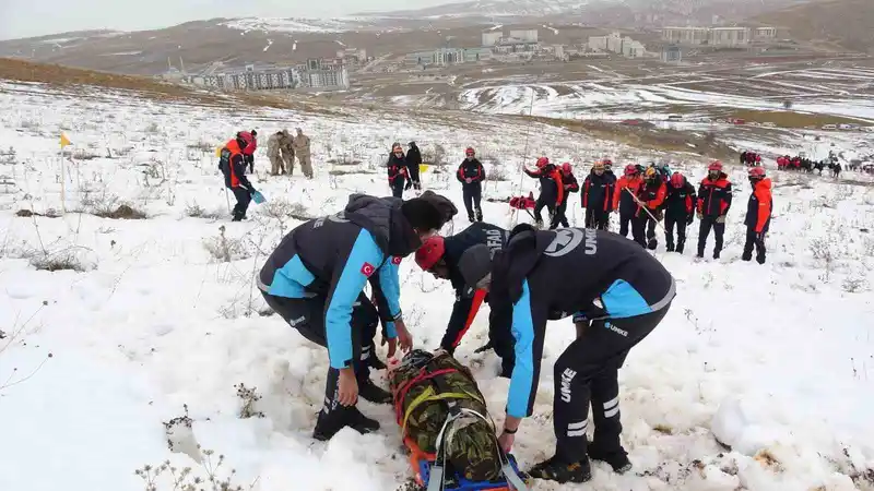 Bayburt'ta gerçekçi çığ tatbikatı: 3 kişi kurtarıldı