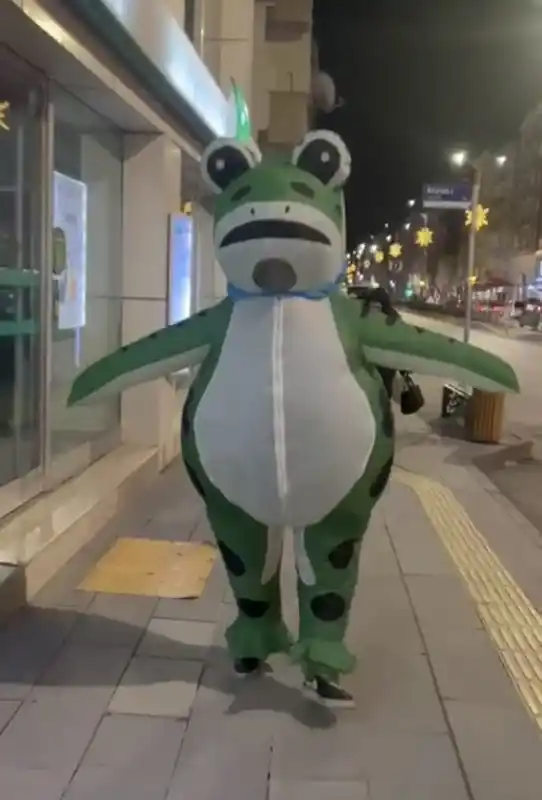 Bilecik'te şişme kurbağa kostümüyle cadde yürüyüşü