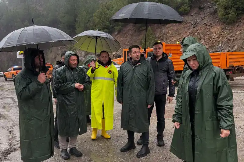 Feke'de heyelan: Helikopter pisti çöktü, Başkan Özen'den uyarı