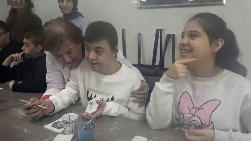 Kütahya'da özel öğrenciler çini sanatıyla buluştu