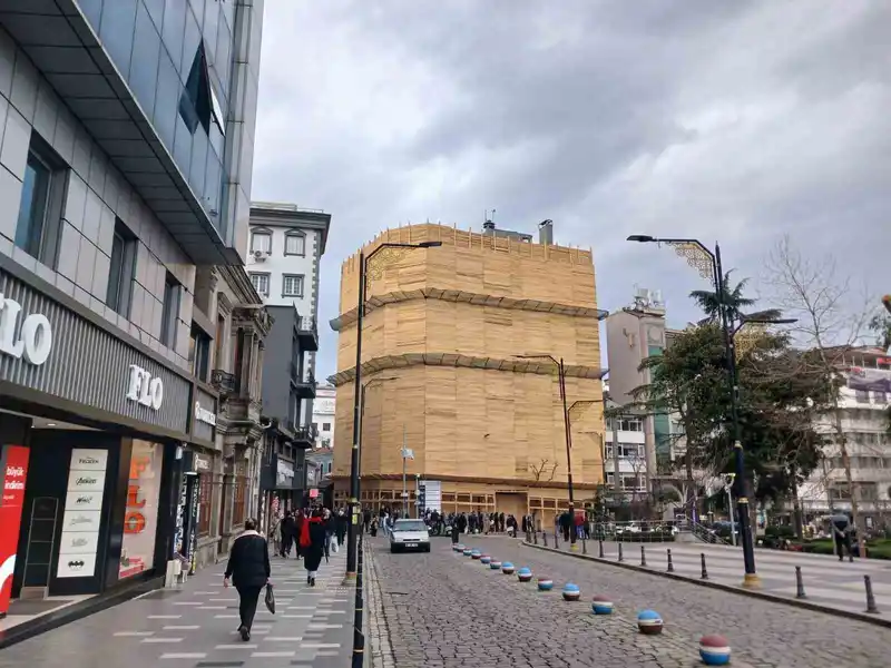 Trabzon'da iş merkezi keresteyle paketlendi