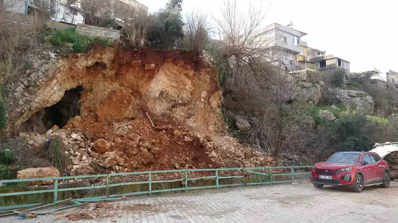 Hatay'da heyelan evlerin altındaki mağarayı ortaya çıkardı