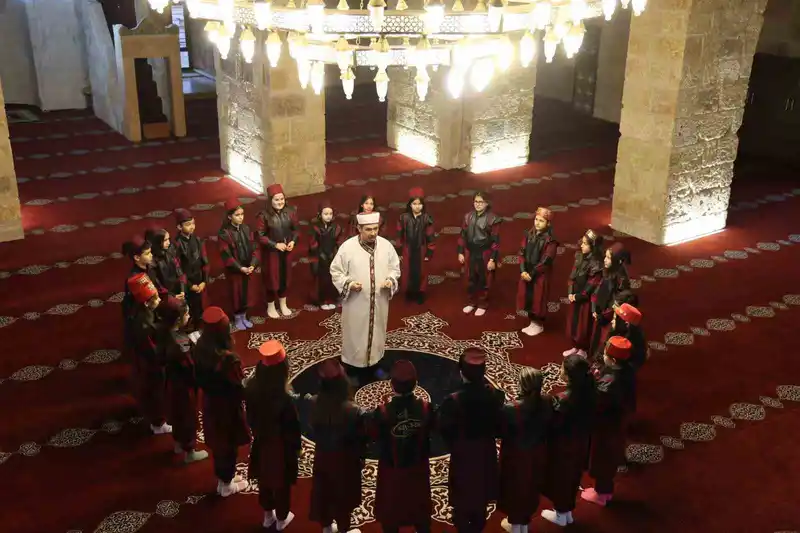 Kozan'da öğrenciler Ramazan'ı ilahilerle karşıladı