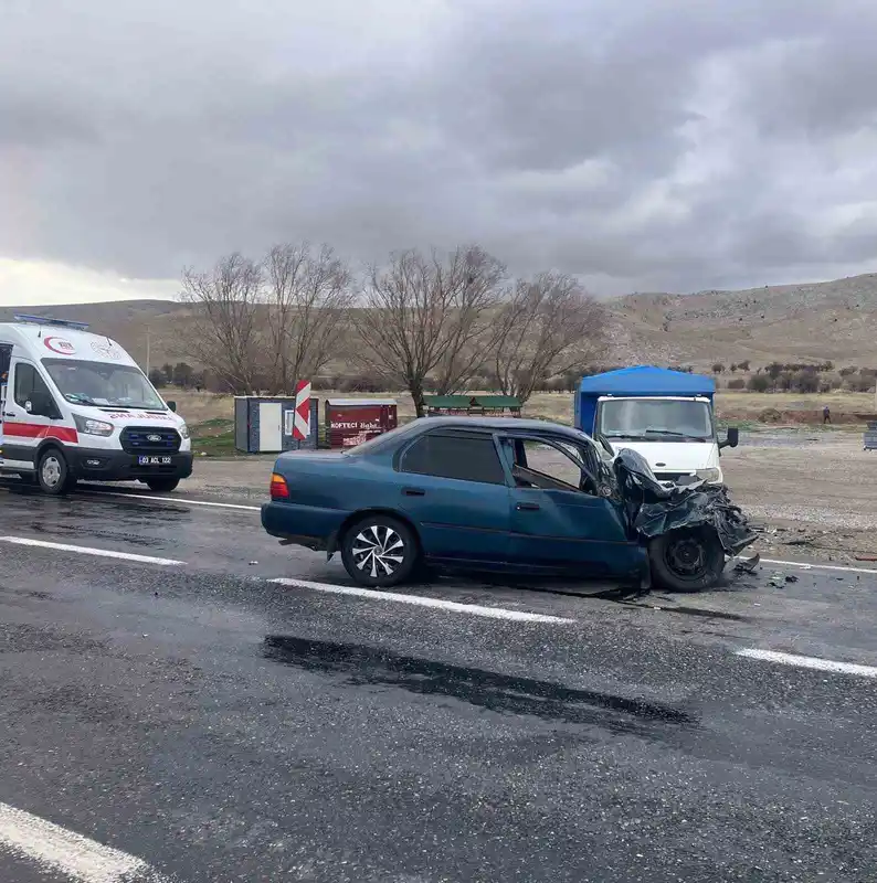 Şuhut'ta iki araç çarpıştı: Bir sürücü yaralandı