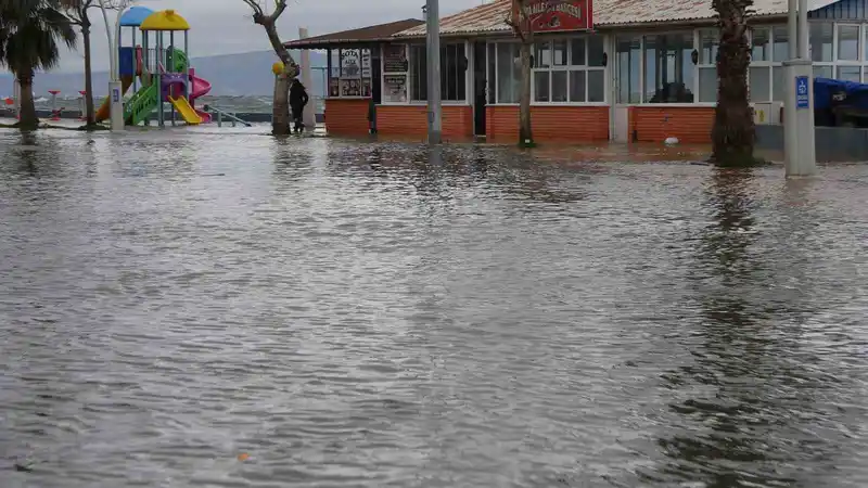 Kocaeli'de lodos yolları göle çevirdi