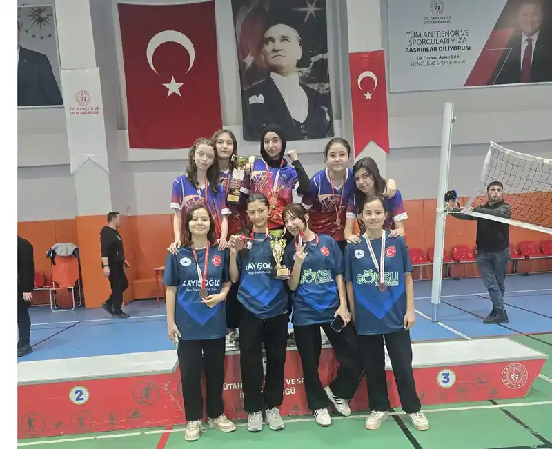 Pazarlar Ortaokulu Badminton'da İl Üçüncüsü Oldu