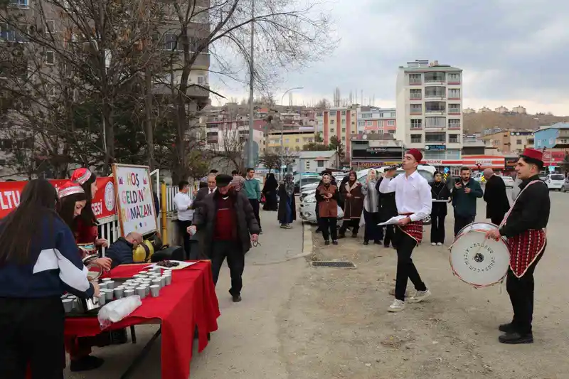 Oltu'da öğrenciler Ramazan'ı şerbet ve manilerle karşıladı