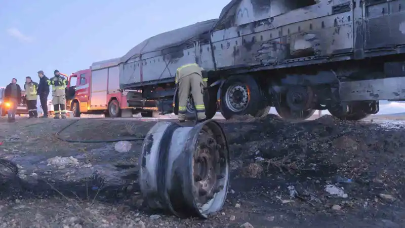 Tırın dorsesinde çıkan yangın köylülerin yardımıyla söndürüldü