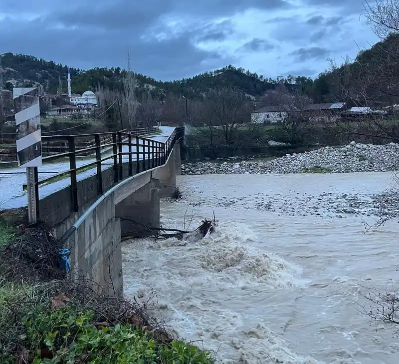 Denizli'de sağanak iki köprüyü yıktı, ulaşım aksadı
