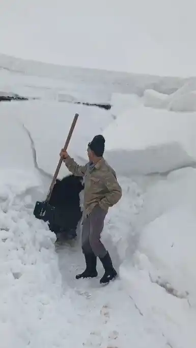Kars'ta çatıdan düşen kar kütlesinden saniyelerle kurtuldu