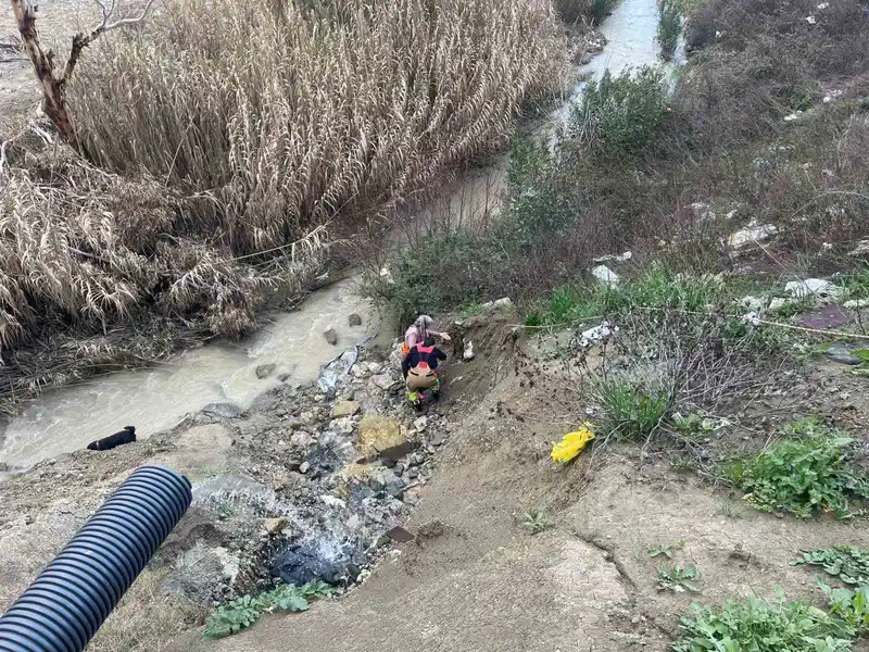 Hatay'da oğlağı kurtarmak isteyen kadın dere yatağında mahsur kaldı