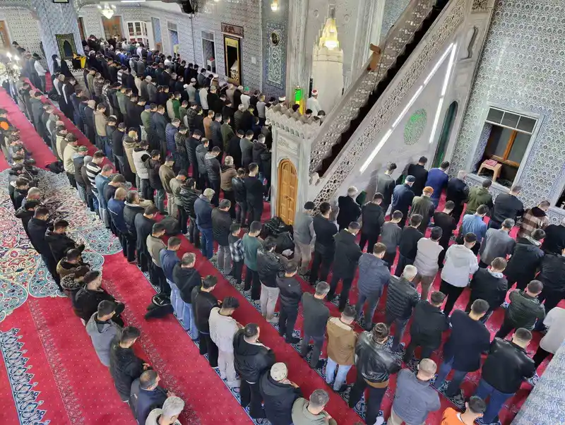 Şanlıurfa'da İlk Teravih Namazı Yoğun İlgiyle Kılındı