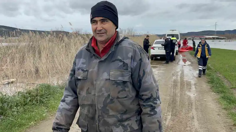 Ezine'de Menderes Çayı taştı, hayvan kışlasında mahsur kalan adam kurtarıldı