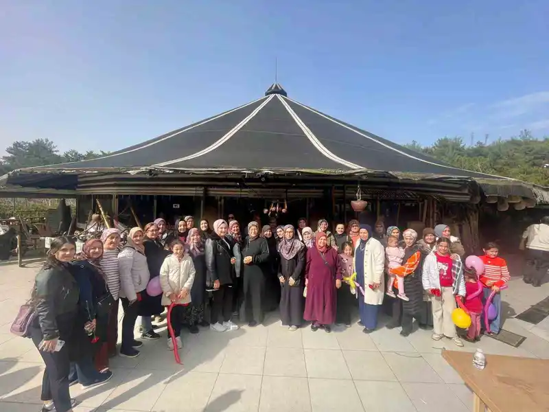 Karamancalılar İzmir'de Kadınlar Baş Tacı Buluşması Düzenledi