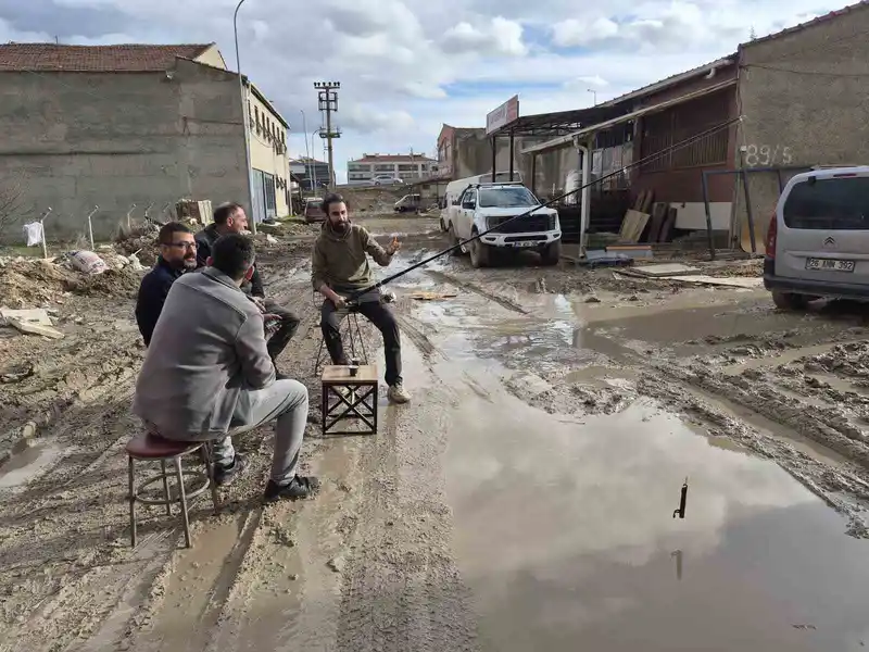 Eskişehir'de çözümsüz yol sorunu esnafı balıkçı yaptı