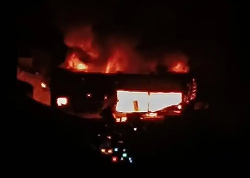 Halfeti'de fıstık ve zeytin fabrikasında yangın