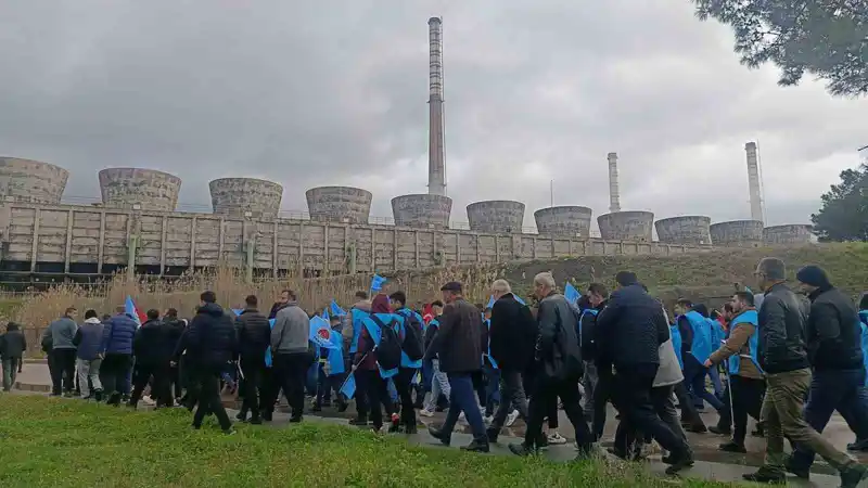 Soma Termik Santrali'nde ücretsiz izin kararı protesto edildi