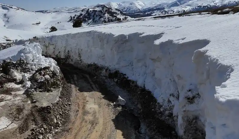 Tokat'ta kar iş makinelerini aştı, yollar güçlükle açıldı