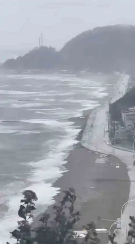 Karacabey'de fırtına denizi taşırdı