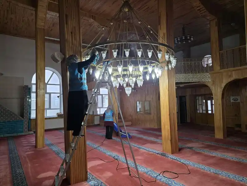 Beyşehir'de Camiler Ramazan'a Hazırlandı