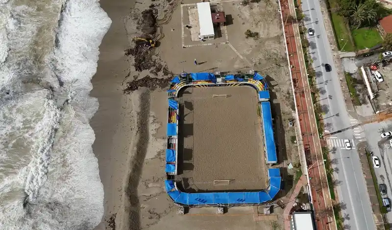 Alanya'da fırtına işletmeleri vurdu