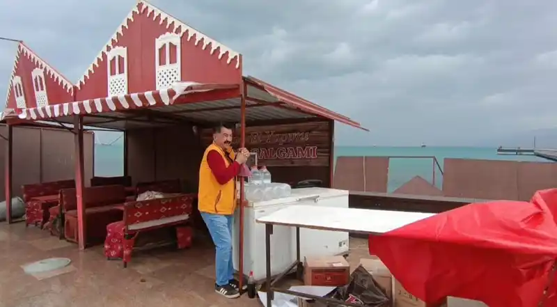 İskenderun'da fırtına Ramazan çadırlarını denize uçurdu