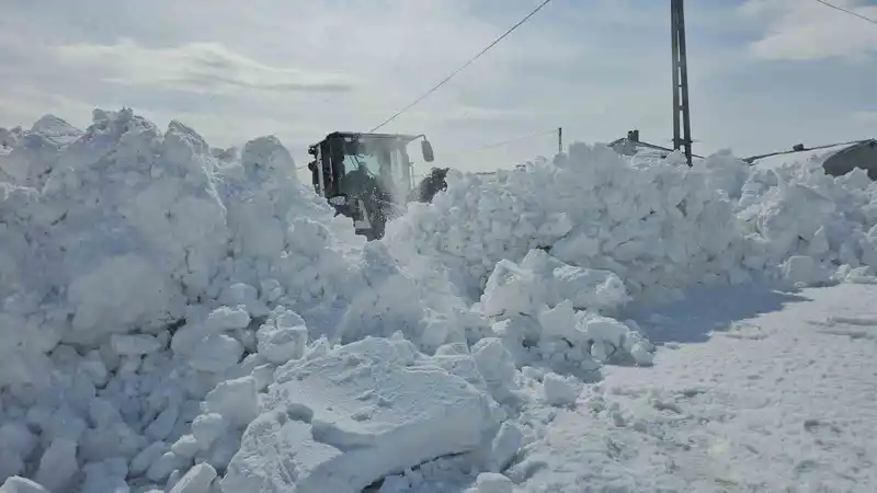 Aydınlar'da karla mücadele 24 saat sürüyor