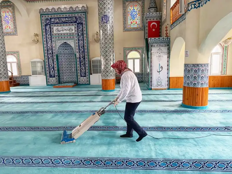 Bodrum camileri Ramazan için temizleniyor