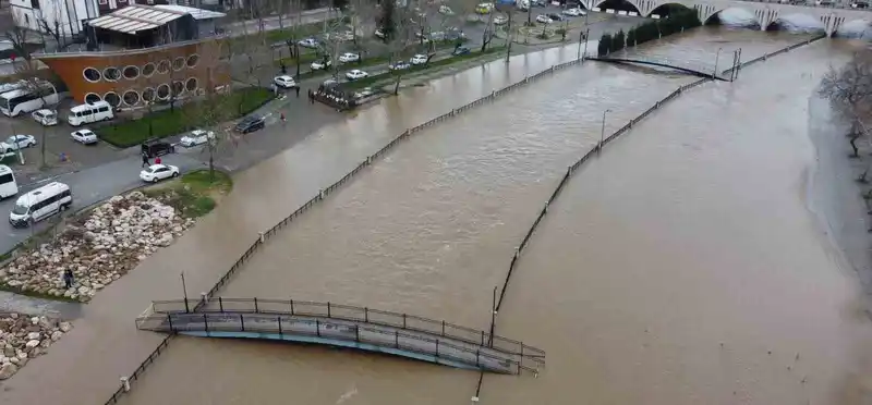 Kocabaş Çayı taştı, Biga'da otopark sular altında kaldı
