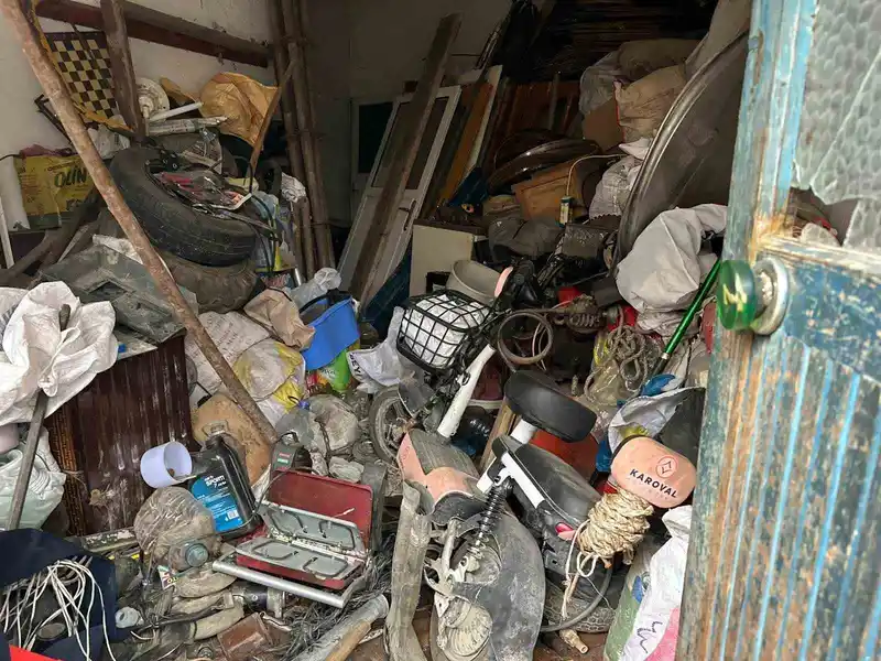 Sakarya'da 25 yılda 20 kamyon çöp biriktiren 76 yaşındaki adam