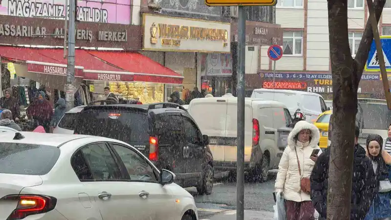 Arnavutköy'de Kar Yağışı Etkisini Sürdürüyor