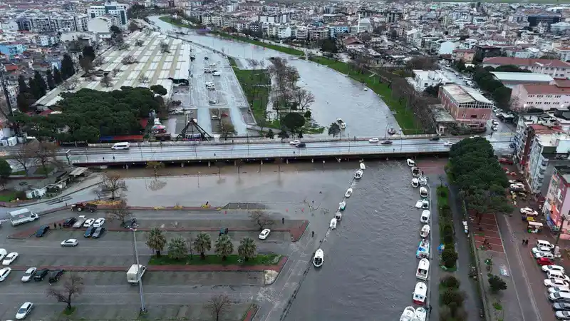 Çanakkale'de Sarıçay taştı, tekneler battı