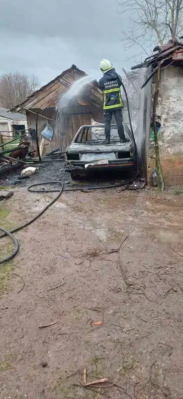 Kaynarca'da otomobil yangını eve sıçradı