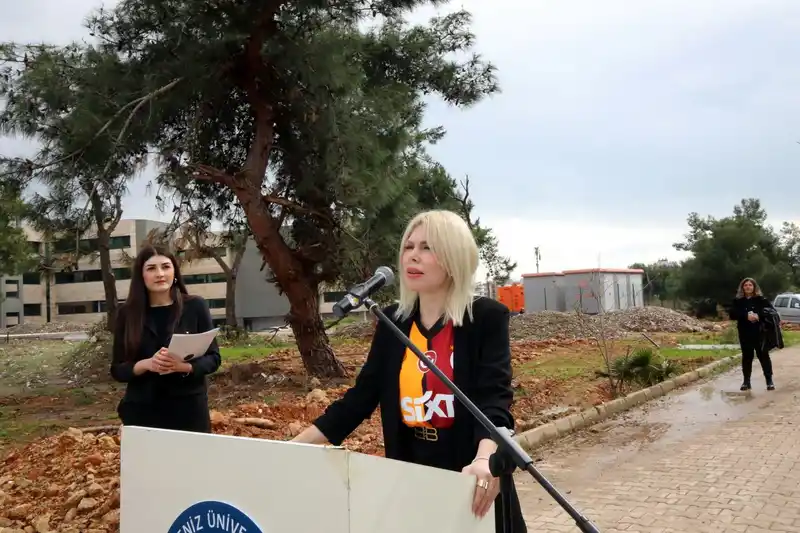 AÜ Rektörü Galatasaray formasıyla ağaç dikti, Fenerbahçe'ye başarı diledi