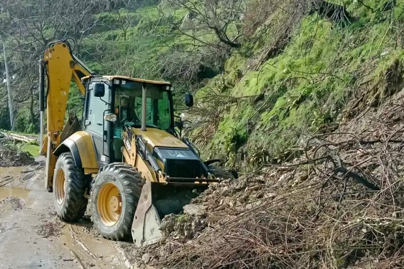 Efeler'de yoğun yağış sonrası kapanan yollar açıldı