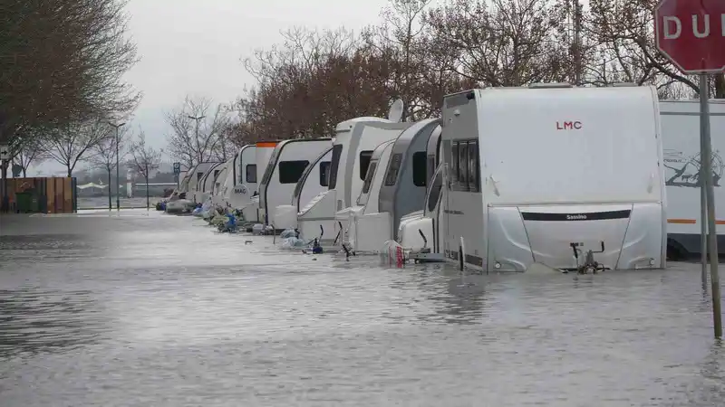 Kocaeli'de lodos otoparkı sular altında bıraktı, karavanlar battı