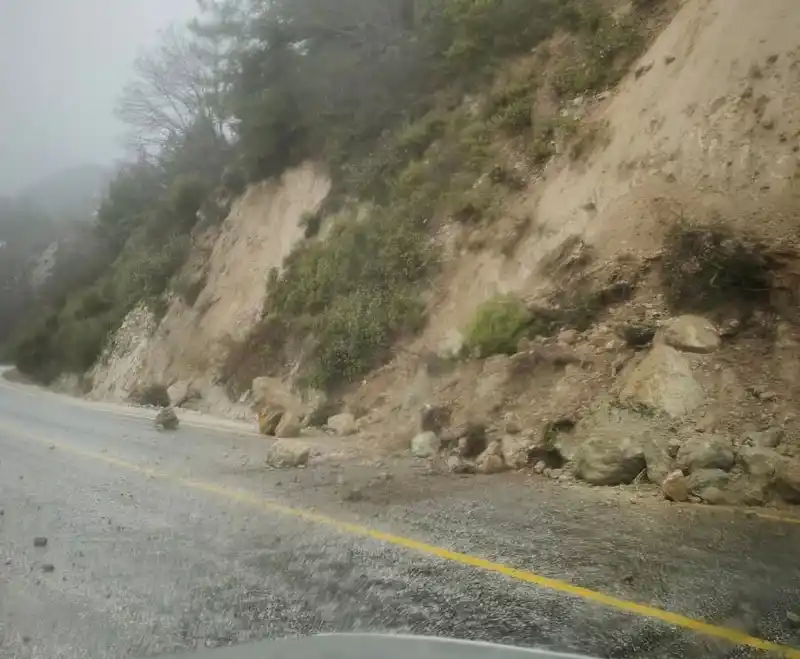 Buldan'da yoğun yağış toprak kaymasına yol açtı