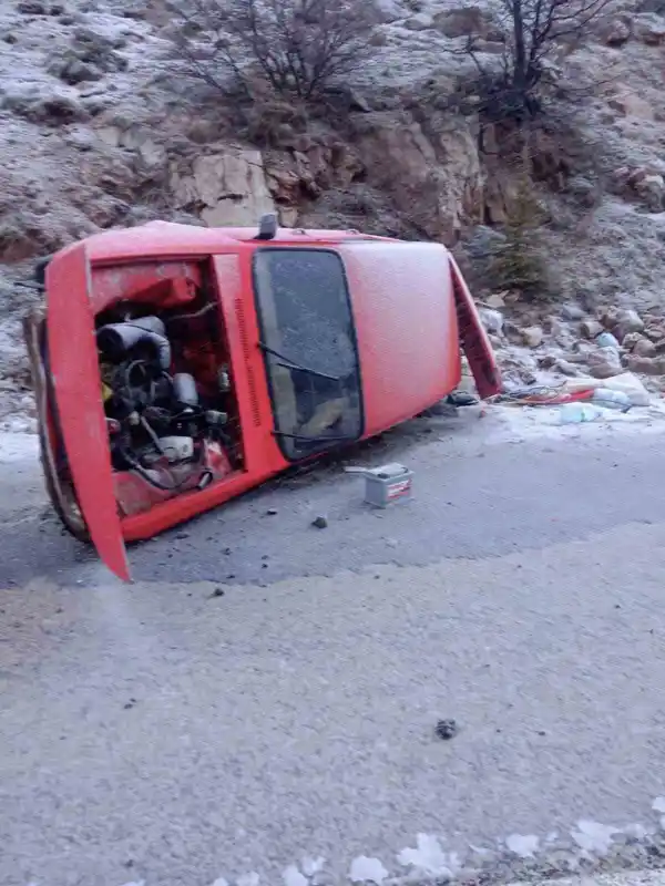 Şiddetli rüzgar Tomarza'da otomobili devirdi