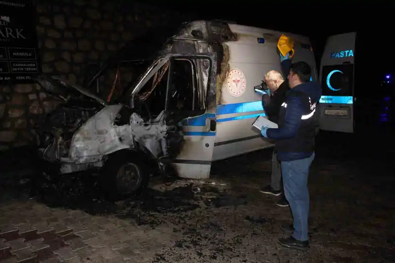 Ambulans alev aldı: Şoför hastaları kurtardı, oksijen tüplerini çıkardı