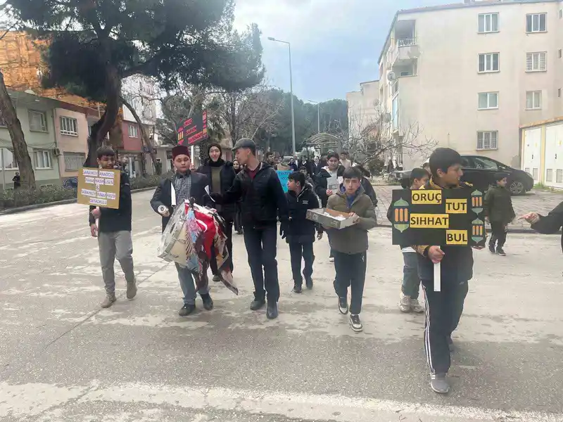 Sarayköy'de öğrenciler Ramazan geleneğini sokaklara taşıdı