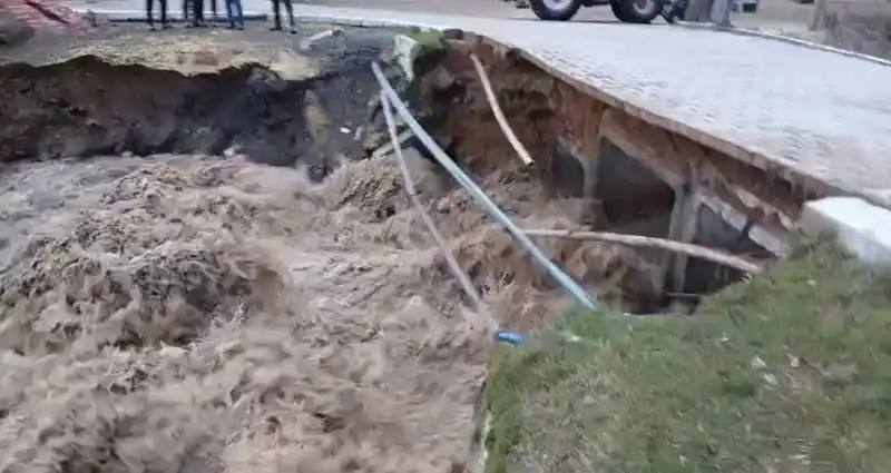 Yozgat'ta sel köprüyü yıktı, can kaybı olmadı