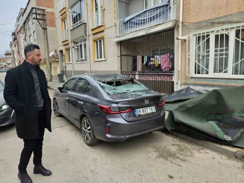 Bursa'da lodos çatı şıngılını uçurdu, otomobilin üzerine düştü