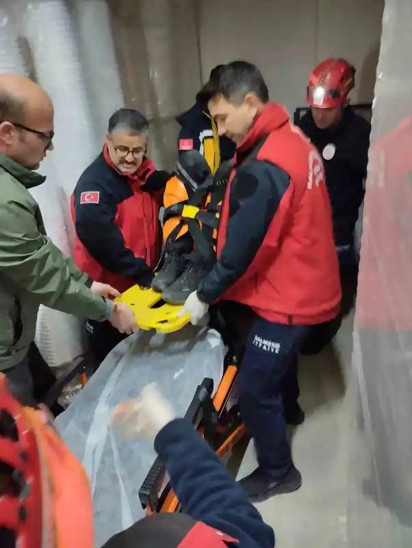 Balıkesir'de asansör boşluğuna düşen adam kurtarıldı
