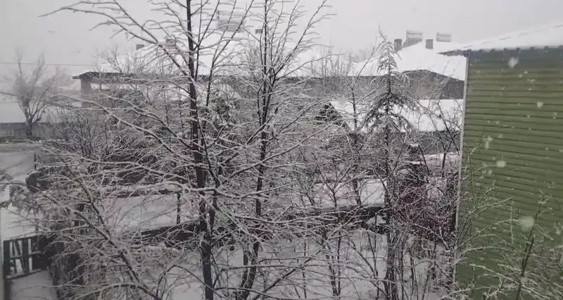 Tufanbeyli'de kar yağışı etkili oldu, araçlar ve çatılar beyaza büründü