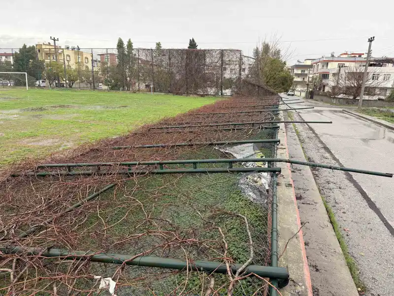 Tarsus'ta fırtına seraları vurdu, evlere ve altyapıya zarar verdi