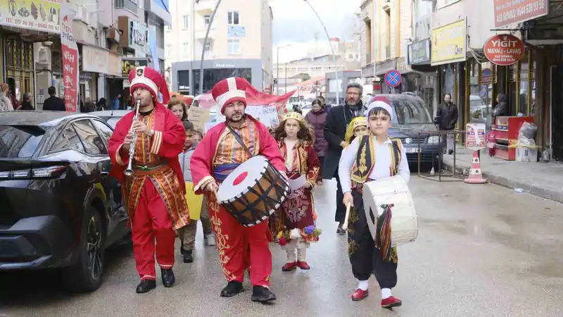 Karaman'da öğrenciler davul ve manilerle Ramazan'ı karşıladı