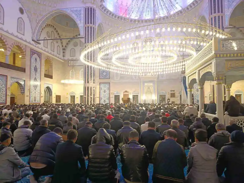 Kahramanmaraş'ta Ramazan'ın ilk teravihi coşkuyla kılındı