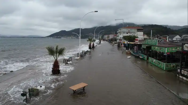 Gemlik'te fırtına denizi taşırdı, sahil yolu sular altında kaldı